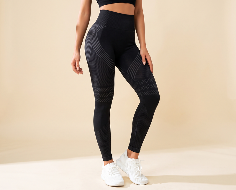 Femme portant le legging Lycellia, pose debout